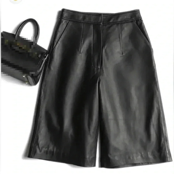❤️2/$50❤️[XS]Vero Moda Paulina  Faux Leather Wide Leg Black Burmuda Shorts - Picture 3 of 10